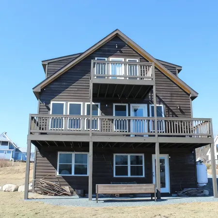 Gorgeous 2 bedroom apartment in new house with waterfront views in Duck Cove