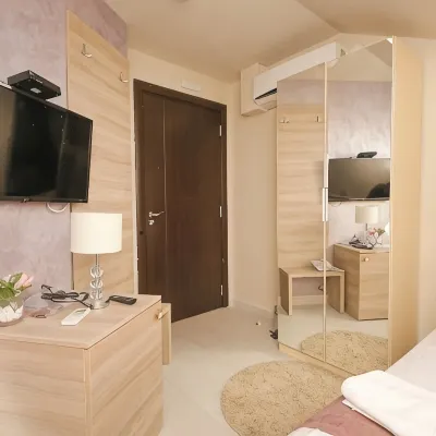 Decenija Hotel & Restaurant Hotels near راكوفيتشا