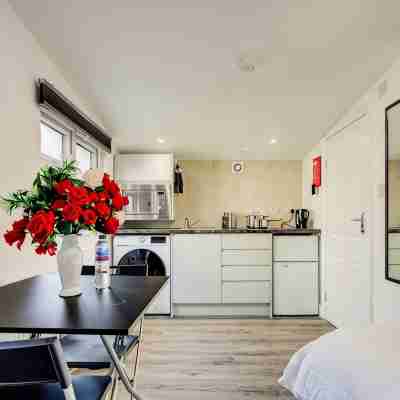 Cosy Luxury studio cabin centrally located in Crayford, Greater london. Rooms