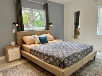 Centrally located 5 bedroom house with parking - Bungalows