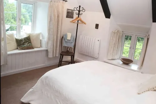 A beautiful 250 year old thatched cottage close to Frenchman's Creek. 2 bedrooms - Country Houses