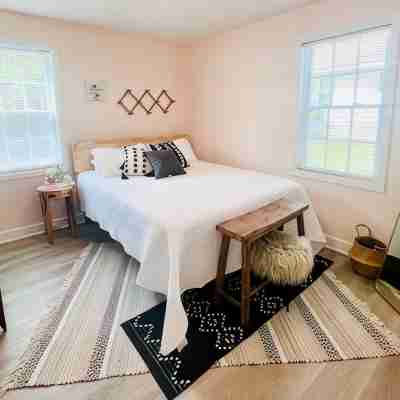 NEW Cozy Bungalow 3 bed/2 bath w/King & pet friendly - Coliseum•GAC•UNCG<5 min Rooms
