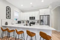 Historic District Gem - 2BR/2BA, Walk to Forsyth Park - Lower Level - Condos