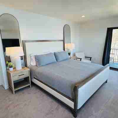 Waterfront oasis steps from downtown Sturgeon Bay! Rooms