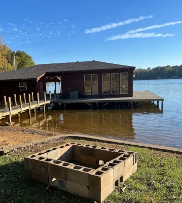 Charming Boathouse studio in beautiful Benton, LA with AC!