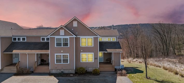 Mountain Escape Next to Camelback Resort! Ideal for Families and Big Groups ポコノのホテル