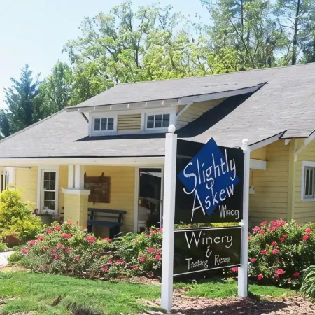 The Farmhouse. Vintage 3-bedroom with WiFi. Mt Airy outskirts. Vineyards nearby.