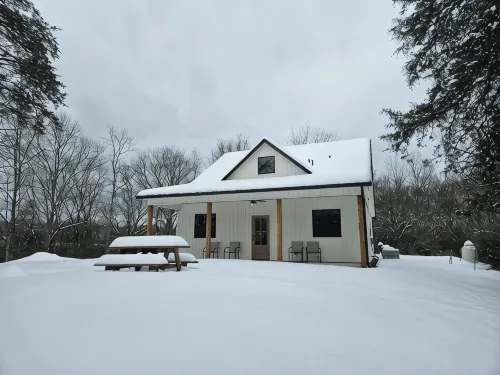 Riverside Retreat- Cozy Secluded 2 Bedroom Cabin on the Caddo River
