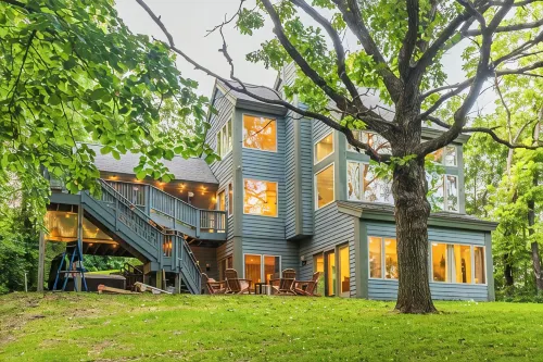 Treehouse: Hot Tub! Firepit! Cozy, Secluded, + Spacious. - 4 estrellas