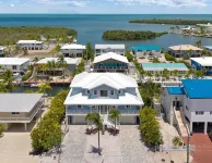 Fisherman Paradise, Dock, Pool , Ice Machine, Jacuzzi. - 4-Star