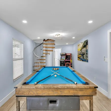 1 Block from Beach - Van/Golf Cart Also Available for Rent! Pool/Hot Tub/Arcade!