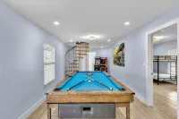 1 Block from Beach - Van/Golf Cart Also Available for Rent! Pool/Hot Tub/Arcade! - Boutique