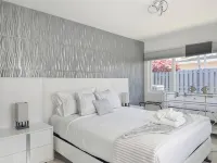 Amazing Home w/ Heated Pool 8 mins to the Beach! Hotels in Lighthouse Point