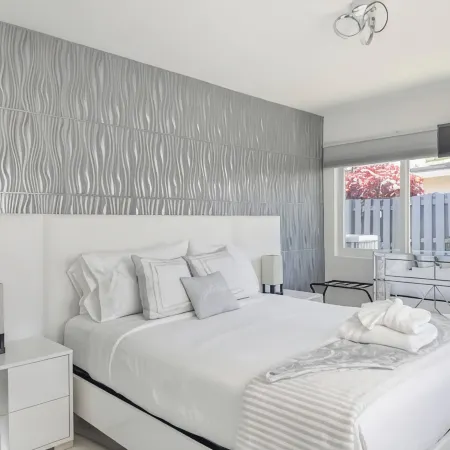 Amazing Home w/ Heated Pool 8 mins to the Beach!