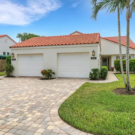 Beautiful, Remodeled Villa Within Walking Distance to Vanderbilt Beach!!
