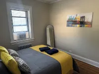 Charming 1-bedroom apt walk to Train and DownTown area with WiFi, AC - 2성급