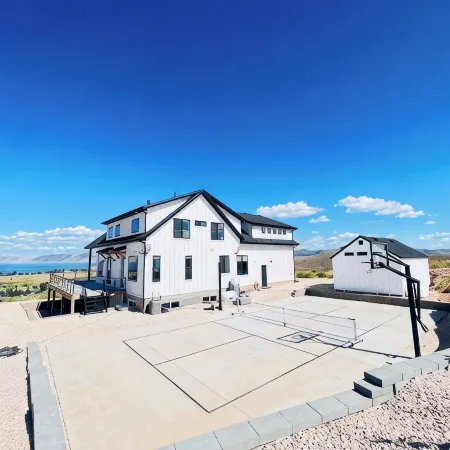 Bear Lake getaway for the whole family! Sleeps 32! Beach access included!!