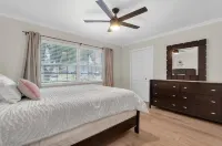 NEW* KING Bed/Centrally Located/Near Parks & Beach