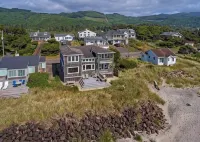 Amazing Oceanfront Home -Two Master Suites! - 비치