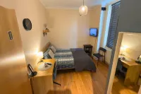 West Kensington 1BR | 1-Min Tube | Heathrow Direct โรงแรมใกล้ชิสวิก