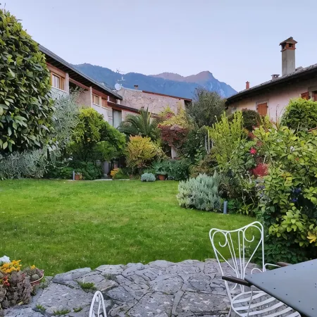 House in the paradise garden above v. Gargnano for individuals u. Children