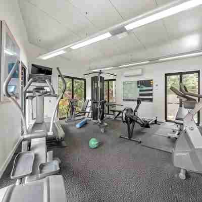 Resort Hideaway - Pool, Gym, Bbq, Tennis Court! Others