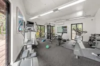 Resort Hideaway - Pool, Gym, Bbq, Tennis Court!