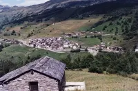 Authentic home, combining the warmth of wood and mountain stone. - Chalets