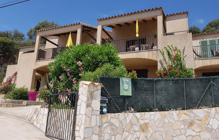 Nice studio, spacious, air-conditioned, near village, sea view in small residence.