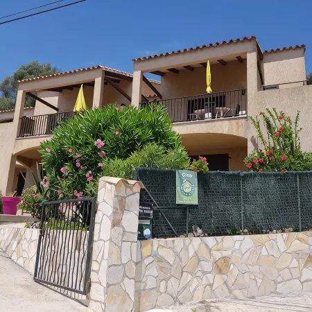 Nice studio, spacious, air-conditioned, near village, sea view in small residence.