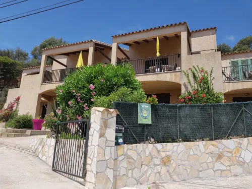 Nice studio, spacious, air-conditioned, near village, sea view in small residence.