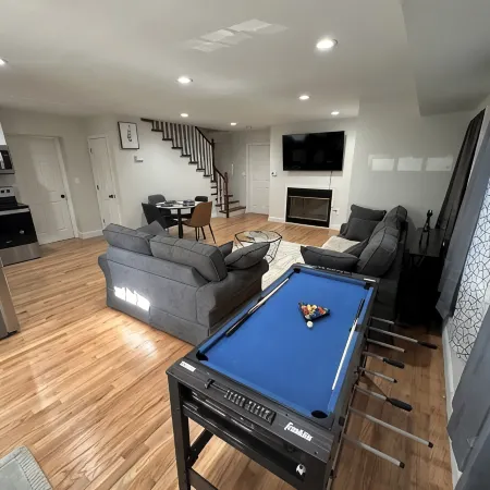 Modern Luxury Home With Fireplace & Game-Room.
