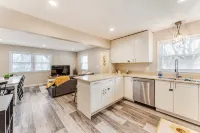 Experience Minneapolis; entire house, close to Downtown Uptown and UofM - 2-Star