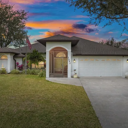 Private Oasis! Heated Pool, Fenced Yard, Poolside Bathroom, Grill, Mins to Beach