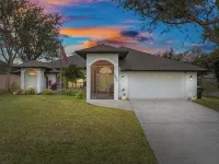 Private Oasis! Heated Pool, Fenced Yard, Poolside Bathroom, Grill, Mins to Beach - WiFi