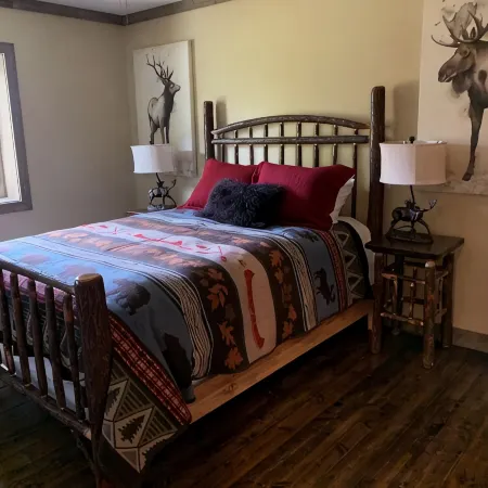 Ennis, MT: Conveniently located vacation cabin