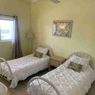 Grace Bay Prime Location 2 Bedroom Condo with Beach, Pool and Tennis access!! Rooms
