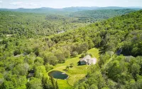 20 Acre Swimming Pond, Kayaks, Catskills Family Getaway with Hot Tub, Game Room - Chalets