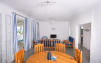 Porcelaine: Stylish apartment with seaview from its balcony