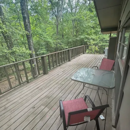 Cozy 2-bedroom cabin with WiFi, AC in charming Murfreesboro on Lake Greeson.