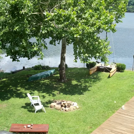 Tennessee River Bed and Breakfast Retreat! Lakefront! No Fees!