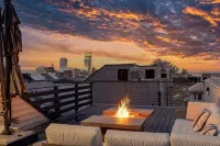 Steps from Downtown Omaha! Rooftop firepit & luxury accommodations - Balkoner