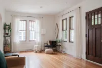 Stylish Family/Pet Friendly Cottage in Coveted Clark Park with Fenced In Yard - مطابخ
