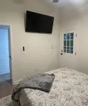 Calming 1-bedroom yellow door house close to lake with Wi-Fi, AC