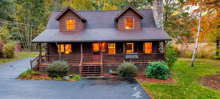 Our pondside cabin - a charming retreat with modern amenities near Wachusett Mtn Hotels in Worcester County