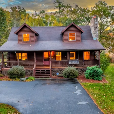 Our pondside cabin - a charming retreat with modern amenities near Wachusett Mtn