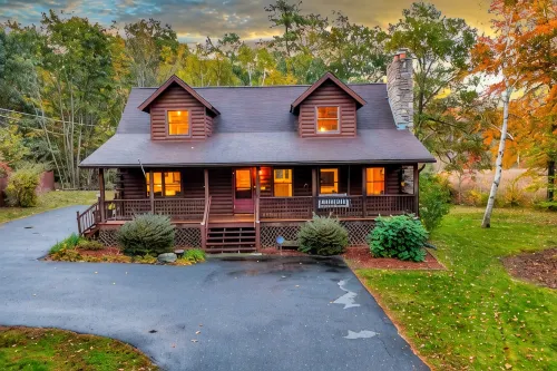 Our pondside cabin - a charming retreat with modern amenities near Wachusett Mtn