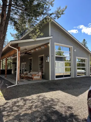 McCall Art House-5 minutes from Lake on 1.6+acres- Art/Hot Tub/Foosball/Arcades - 4-Star