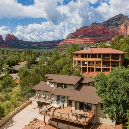 Expansive 270° Red Rock Views, nearby Hiking, Hot Tub, 4-minute walk to uptown!