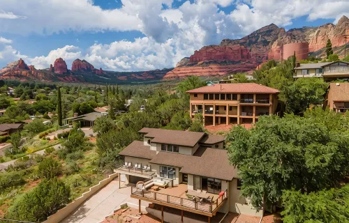 Expansive 270° Red Rock Views, nearby Hiking, Hot Tub, 4-minute walk to uptown! - 4-نجوم